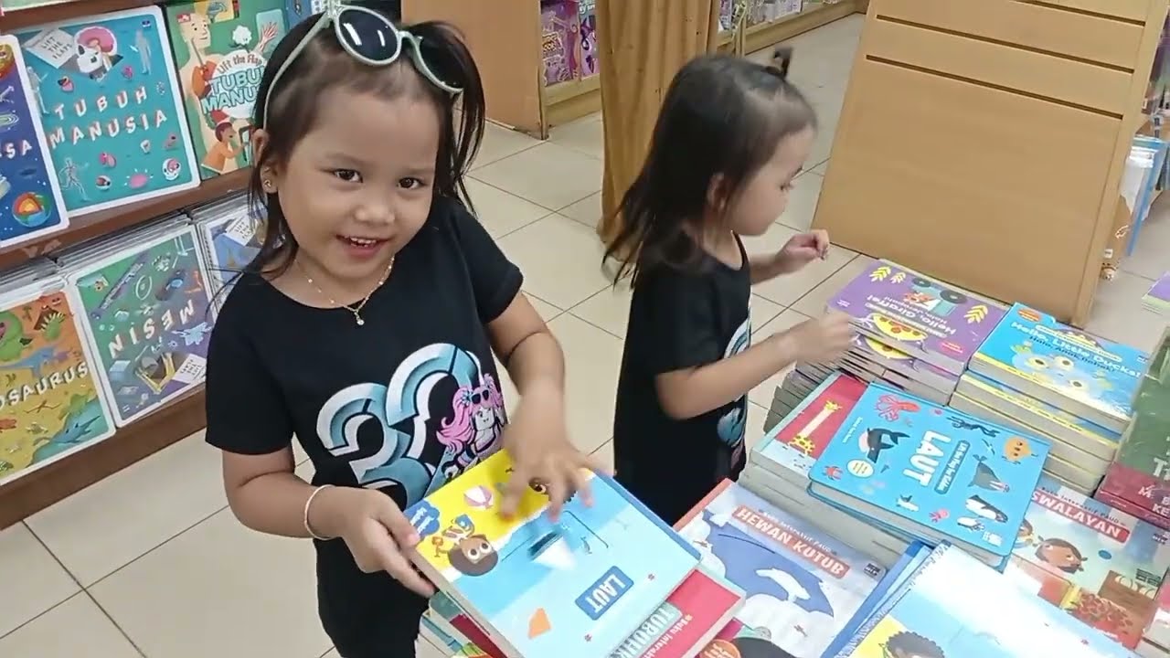 The Jingga Ziarah Ke Makam Opung Lanjut  Beli Buku di Gramedia BCS Batam 