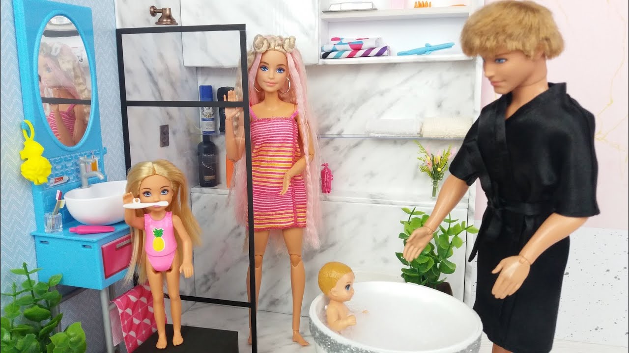 Familia de mu&ntilde;ecas Barbie Rutina matutina en una casa Barbie Con dos lindas bebes