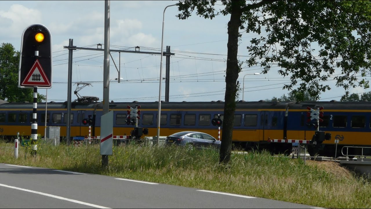 Spoorwegovergang Zwolle (Dalfsen) // Dutch railroad crossing