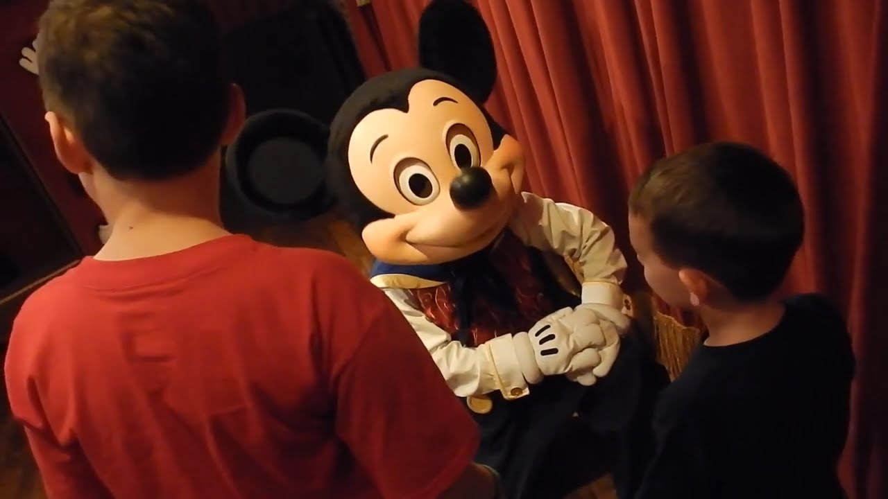 🎤✨ TALKING MICKEY RETURNS! The Magic Kingdom Moment Fans STILL Miss! 🐭💫