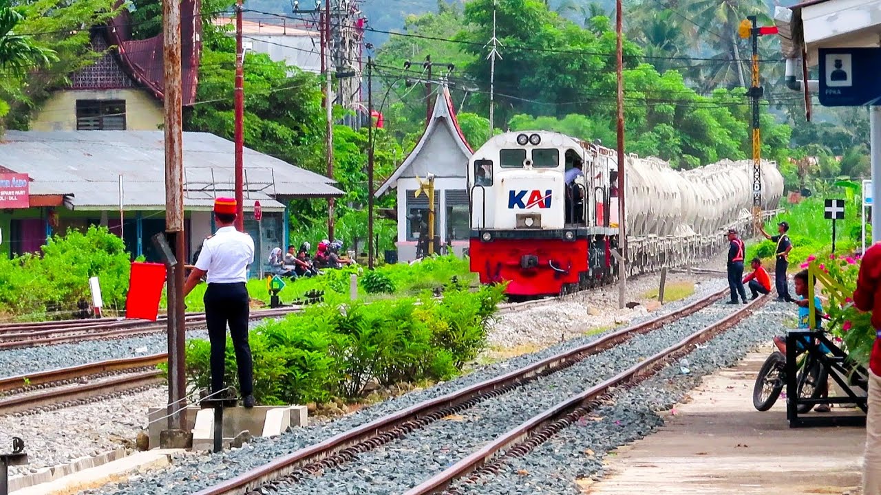 Kereta Api Semen Padang Berhenti Luar Biasa Di Stasiun Pauhlima