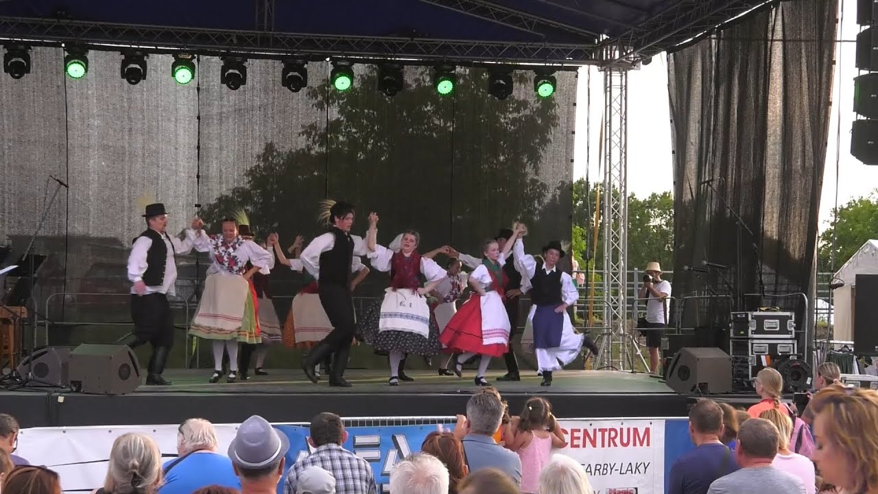 Népviseletbe bújtatott színészek, sportolók, csapatjátékosok a néptáncosok