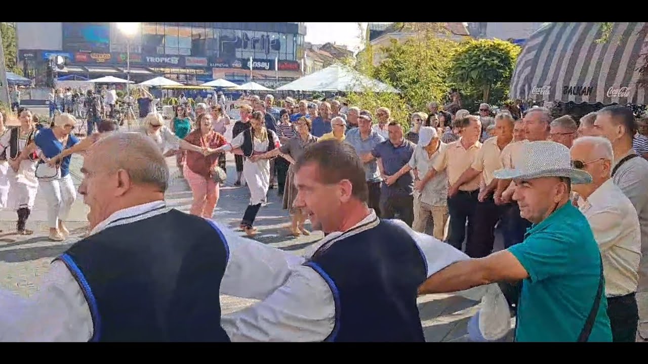 Kozaračko pleteno kolo uz ojkaču u centru Prijedora (Uživo 2024)