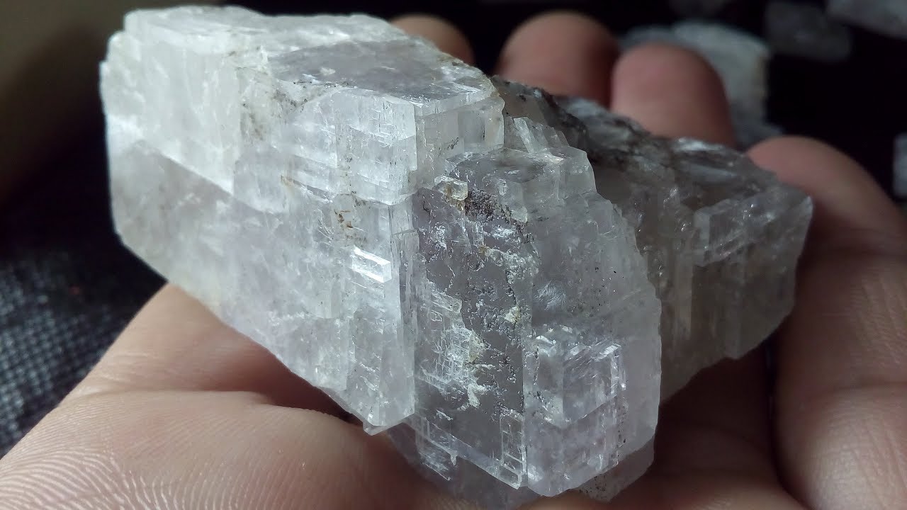 Calcita é um mineral com clivagem perfeita e romboédrica