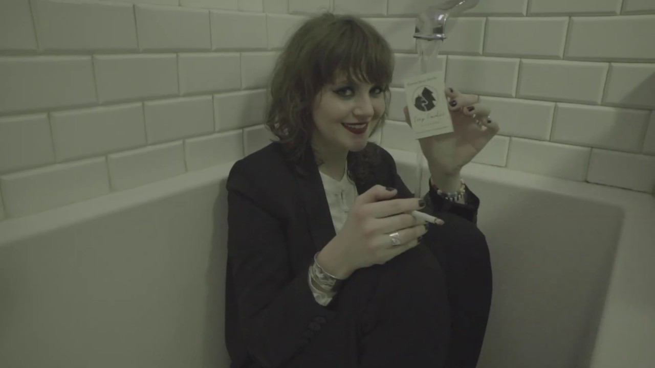 Kate Davis - rbbts BTS