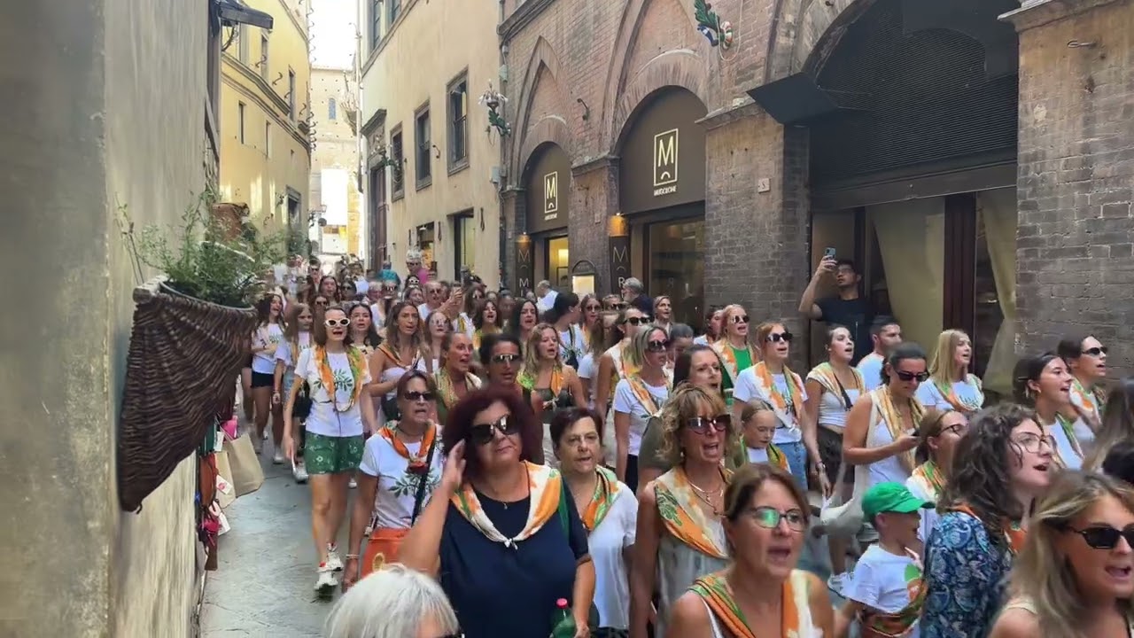 Contrada della Selva walking and singing 2024