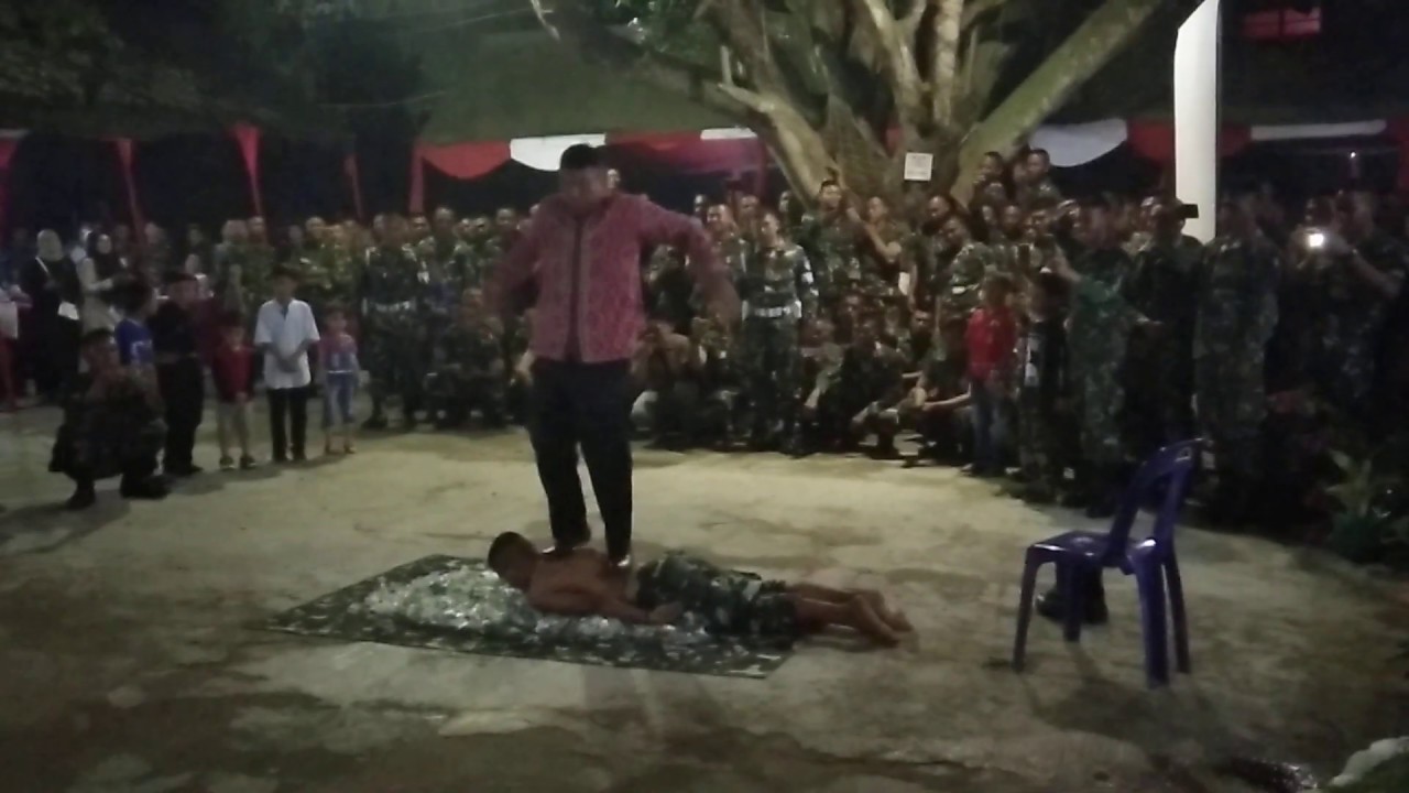 Aksi prajurit TNI makan beling