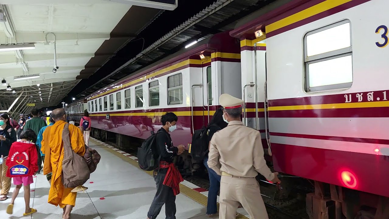 รถเร็ว 140 อุบลราชธานี-กรุงเทพ Hitachi 4508 เข้า-ออก สถานีศรีสะเกษ คนเดินทางเยอะมากครับ (03/01/2565)
