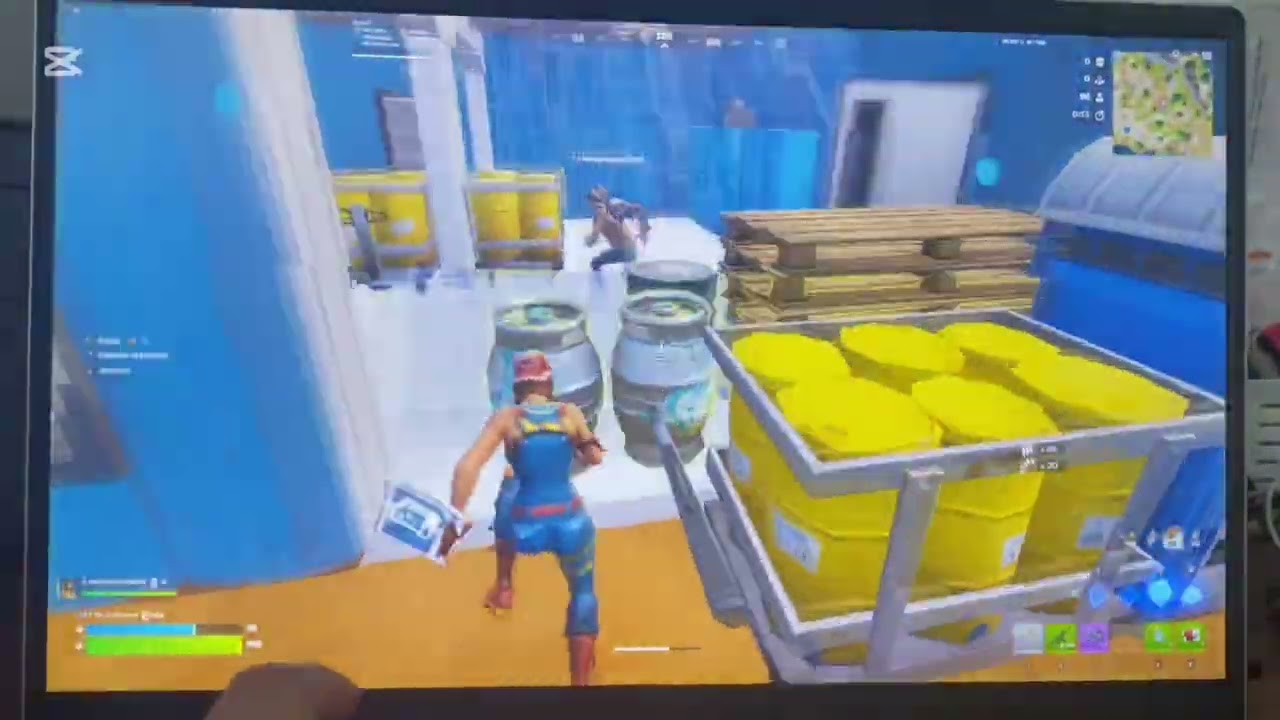 What it looks like to play with a mobile player💀😂
