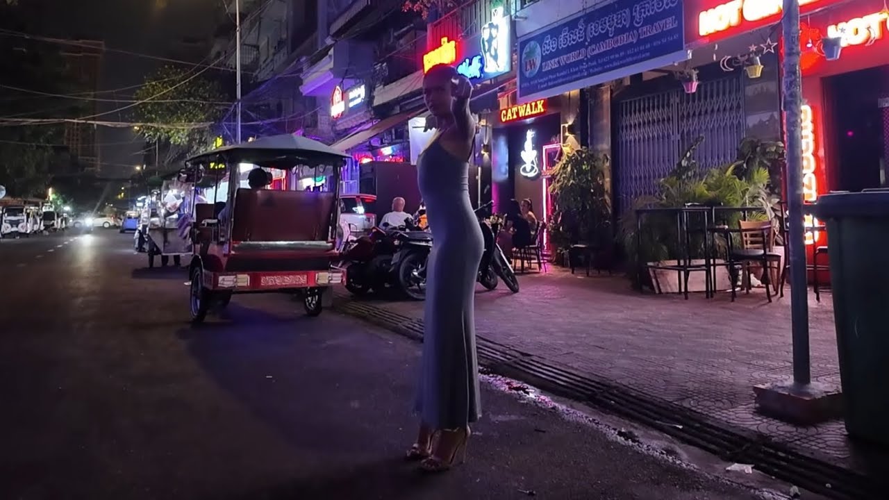 Cambodian Girl Warns Me In Phnom Penh 🇰🇭 