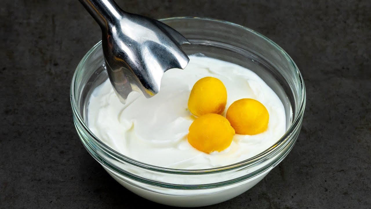 Stačí smíchat jogurt se žloutkem. Majonézu už nikdy nekoupíte.