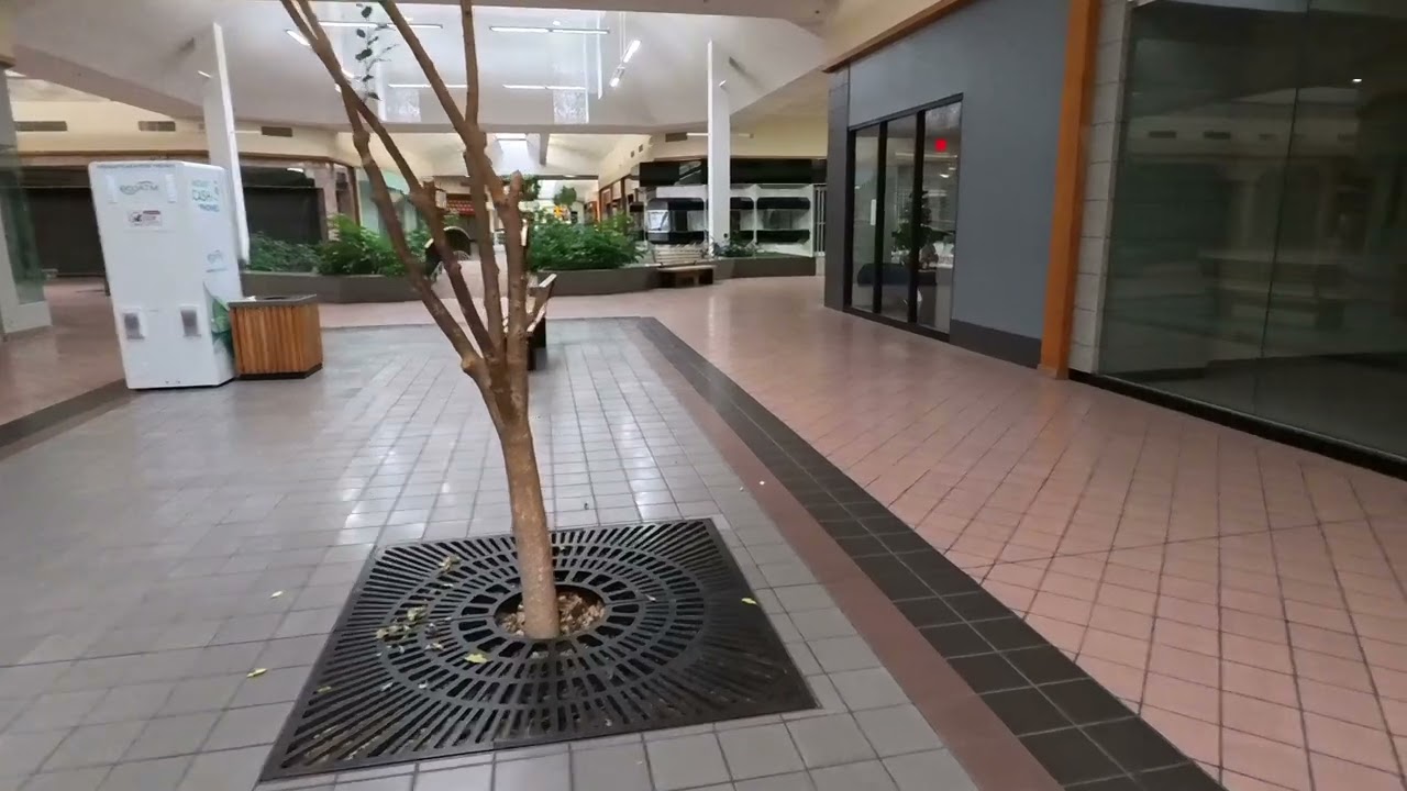 Dead Mall, walk through , Muskogee Arrowhead Mall Defunct.  OK