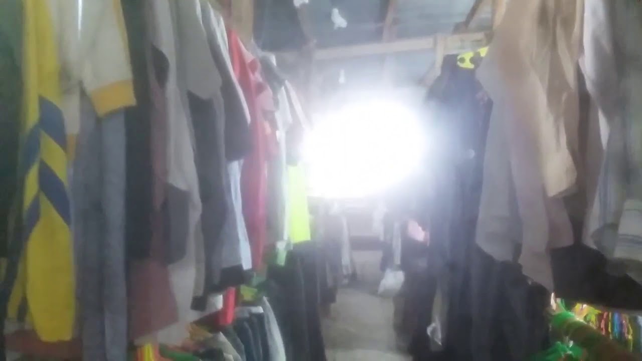 Pakaian bekas atau rombengan dijual di Pasar Inpres Naikoten Kupang