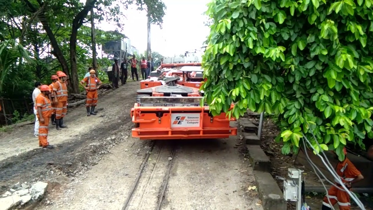 BATTERY OPERATED SHUTTLE CAR FOR LOW HEIGHT CONTINUOUS MINER