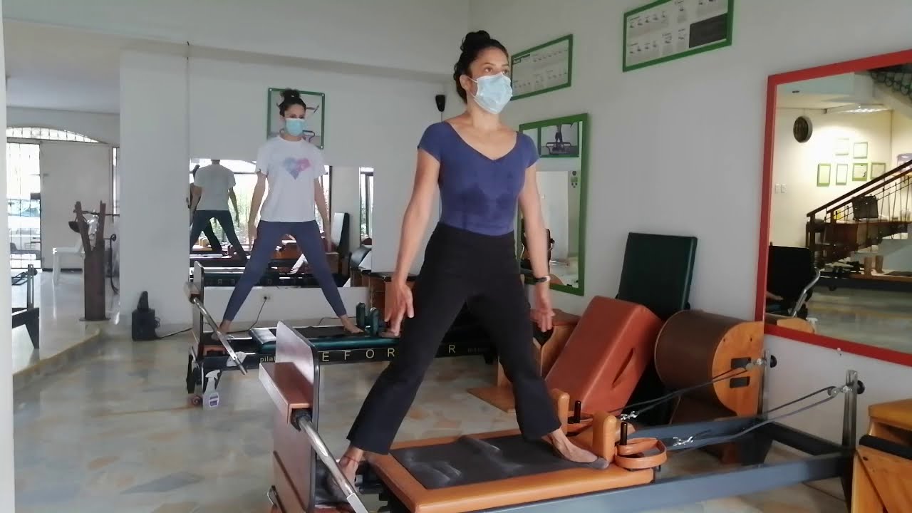 Clase de Pilates con tabla de salto