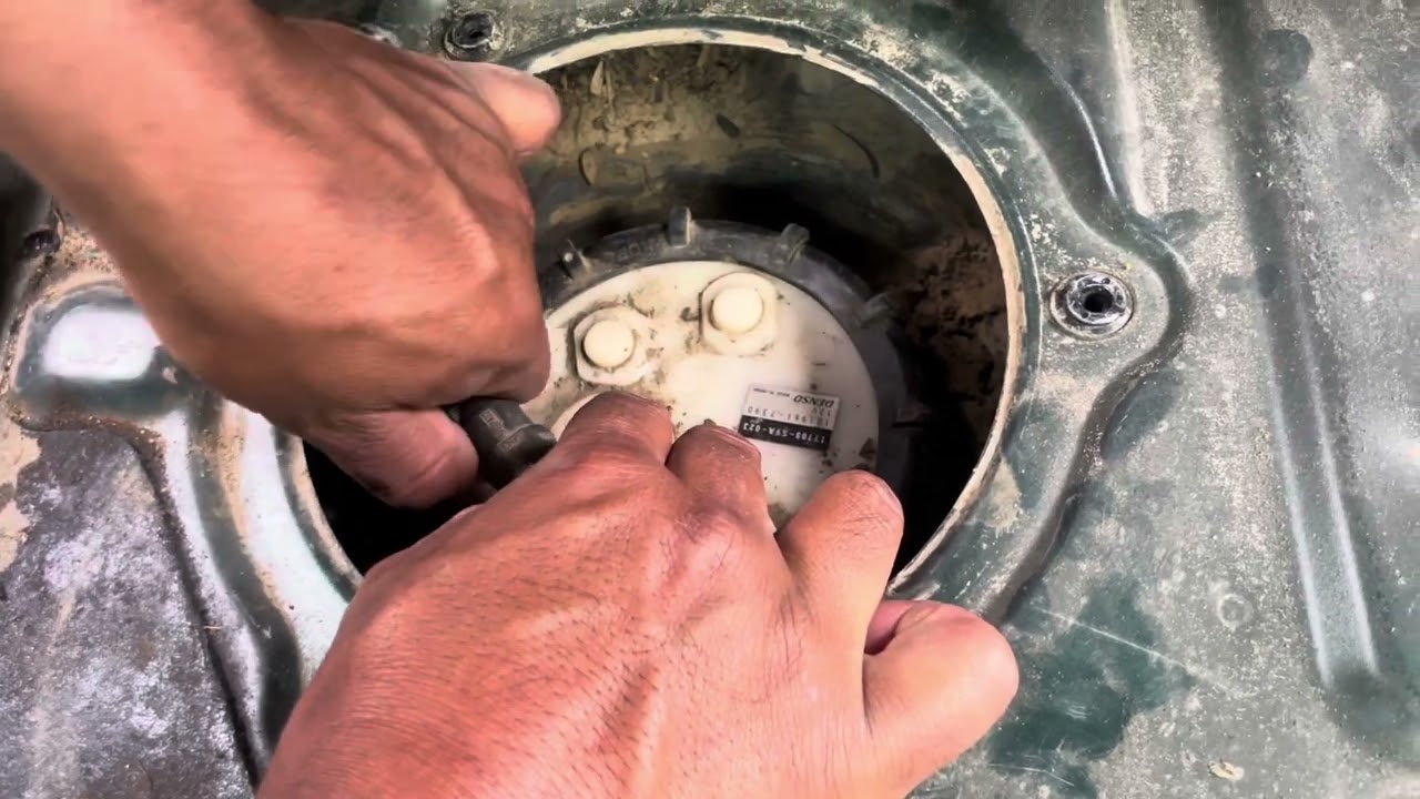 2004 Honda cr-v fuel pump #honda #fuel #pump removiendo bomba de gasolina