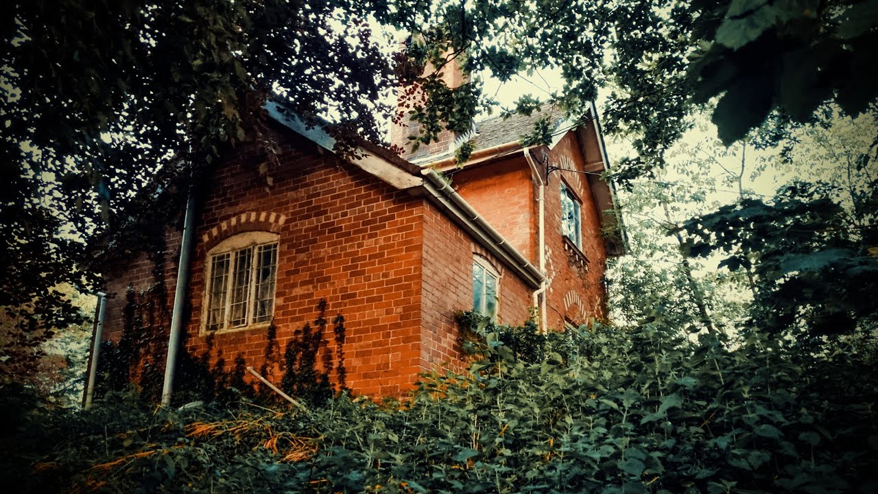 ABANDONED HOUSE HIDDEN IN THE WOODS - UK's Most Haunted Places