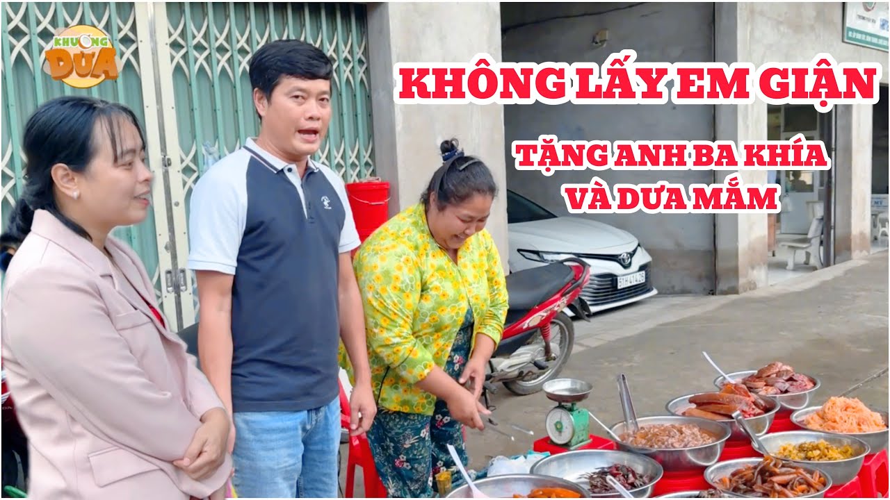 Vợ chồng Khương Dừa đi chợ quê mua sầu riêng bị fan cứng giận vì không chịu nhận ba khía và dưa mắm