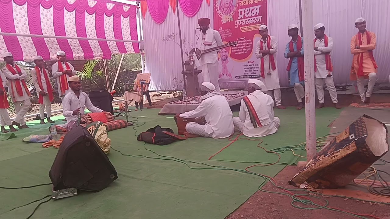 अभंग म्हणताना