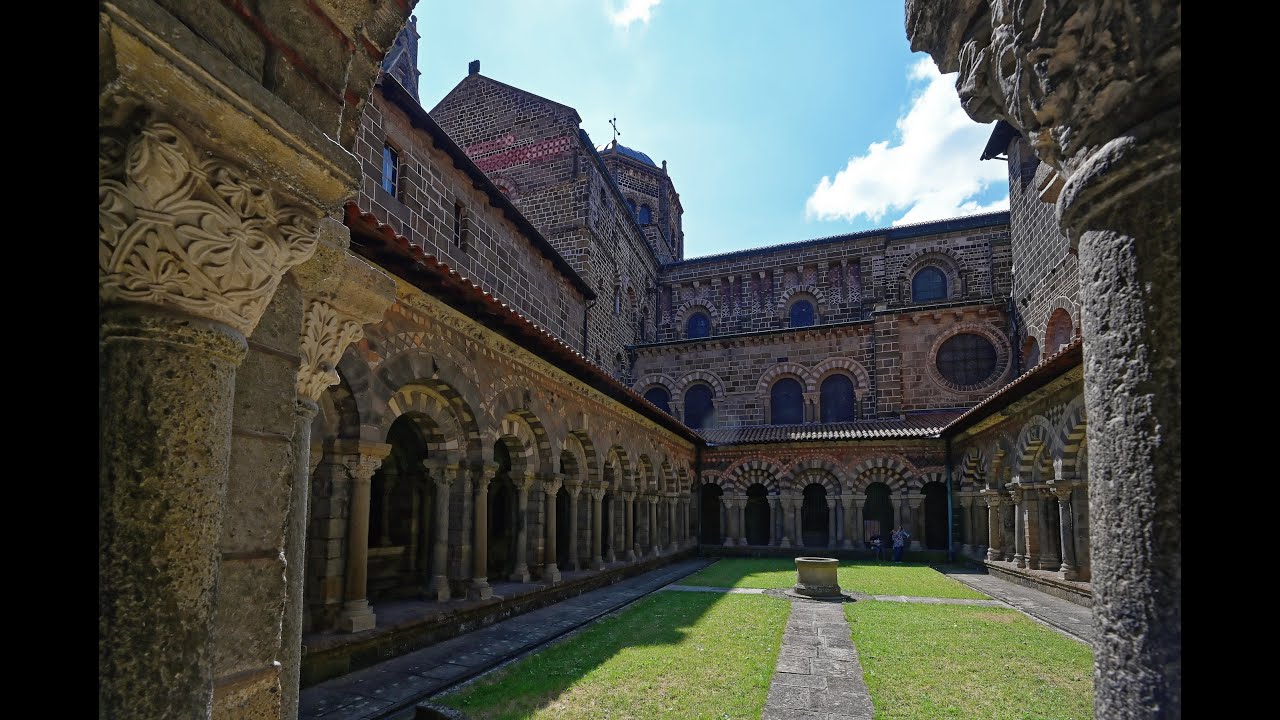 Le Puy en Velay - Le cloitre et le trésor de la cathédrale (4K) - Auvergne Rhône Alpes - France