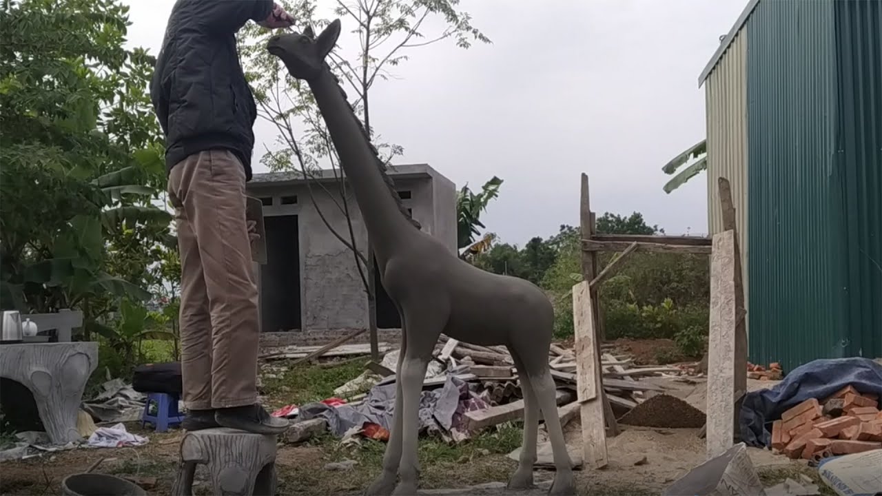 Skill in sculpting garden giraffe statues with cement materials - DIY creative design