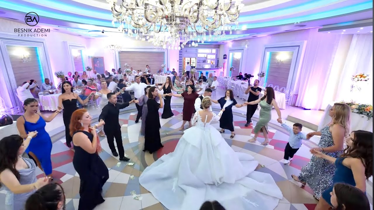 Familja Deliu hap Vallen e Pare Dasmes Alegri - Valbona Halili Live (Edi & Florida)
