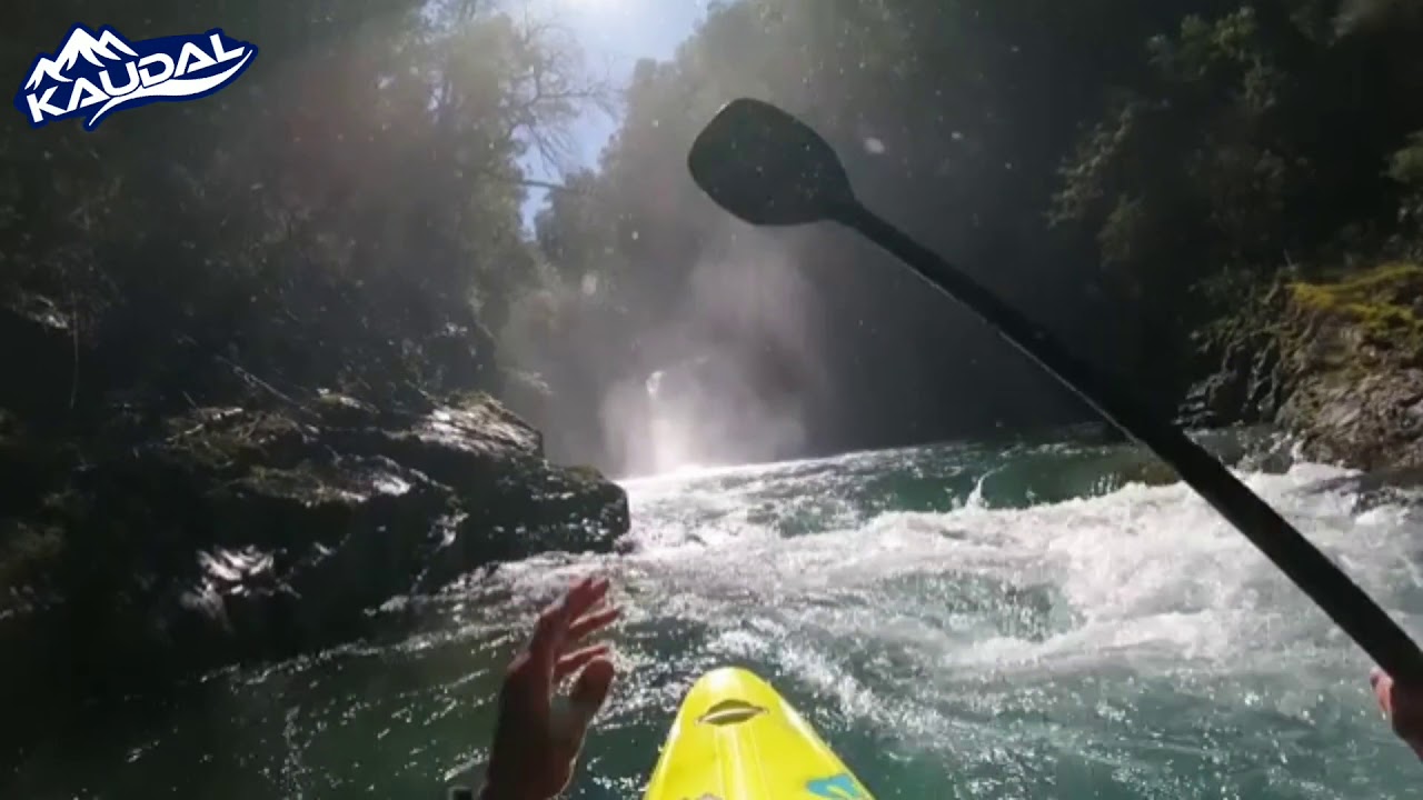 Kayak en el Río Blanco, Patagonia Argentina
