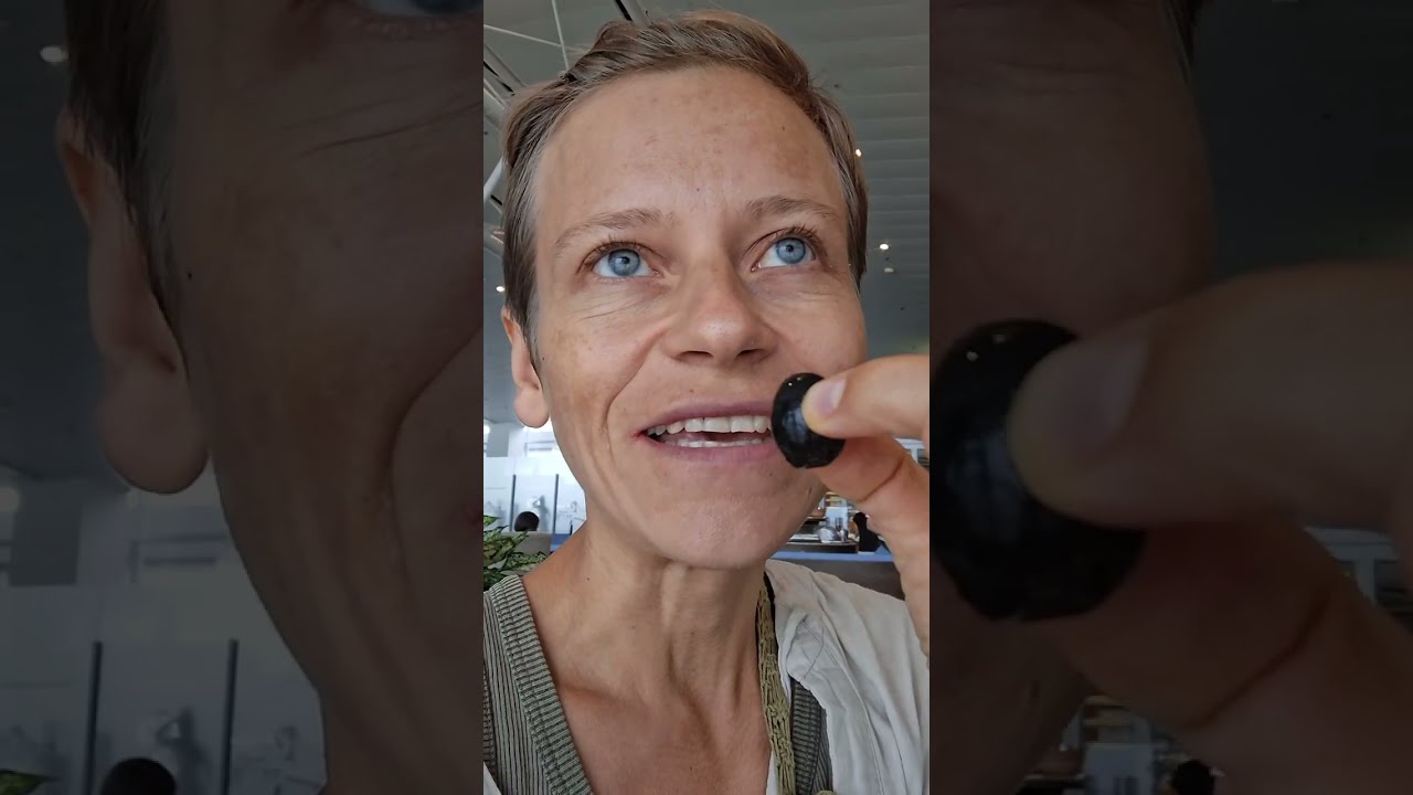 леша меня спаивает в вип-зале аэропорта. улетаем из  вьетнама!🥺