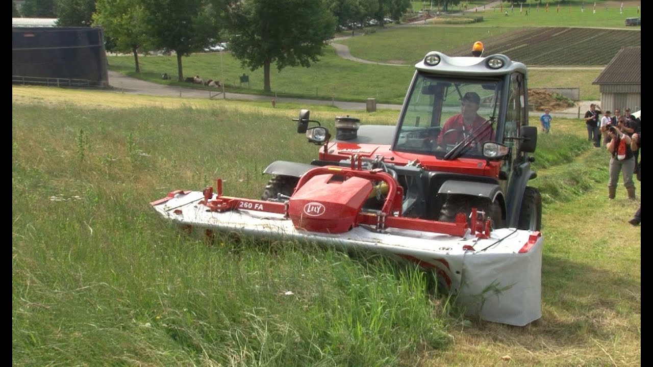 Grasoogst in heuvelachtig gebied