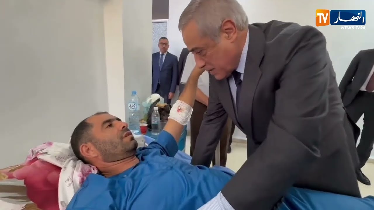 الوزير الأول نذير العرباوي  يزور جرحى حادث واد الحراش بمستشفى سليم زميرلي