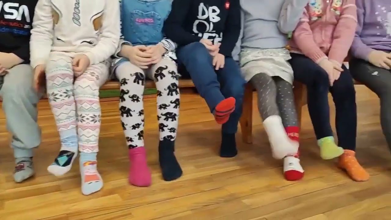 SKIRTINGŲ KOJINIŲ ŠOKIS (pasaulinei Dauno sindromo dienai paminėti)