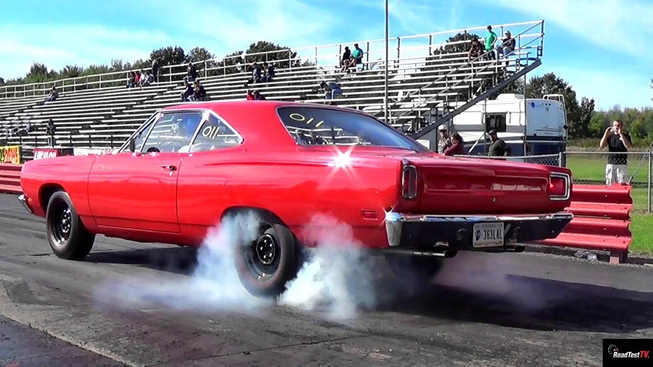 1969 440-6 Pack Road Runner 1/4 Mile Drag Race Video - Road Test TV ®