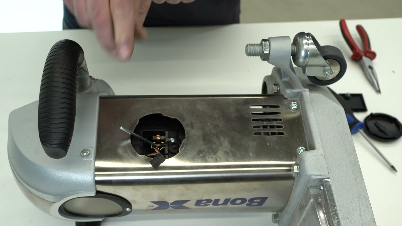 Bona Edge XL - výměna uhlíků