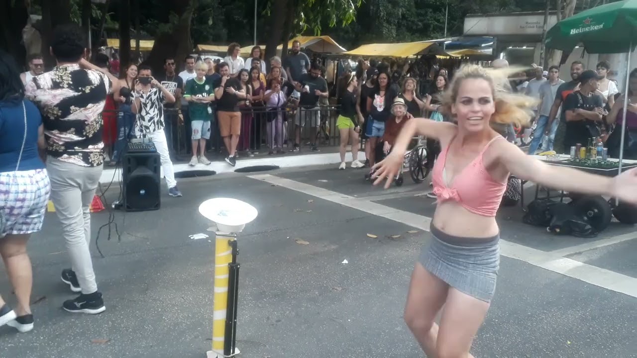 ANDRÉ LUIZ E A LOIRA VIVI DANÇARINA💃DÃO SHOW NA PAULISTA