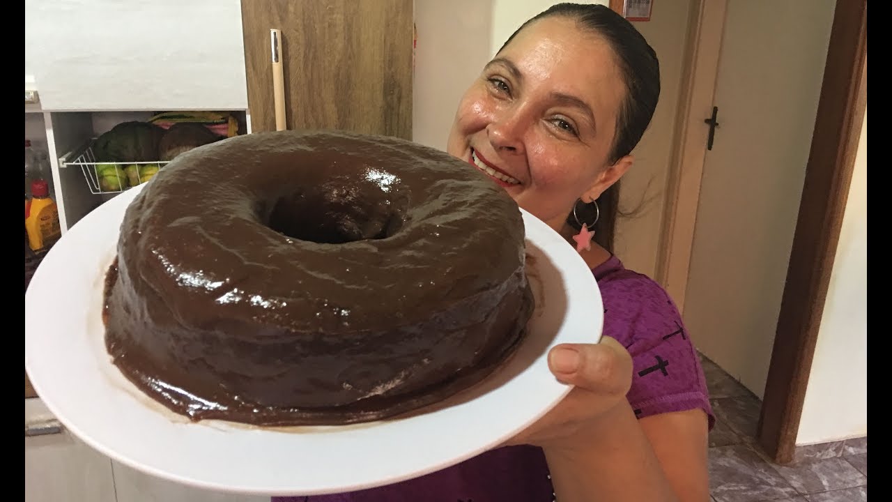 BOLO DE CENOURA COM COBERTURA DE CHOCOLATE