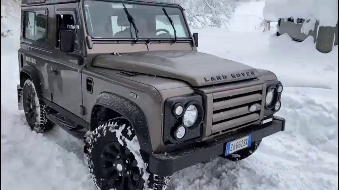 Sorrazzata sulla neve con Defender 90 Puma TD4 2400 a Cervara di Roma, Campaegli