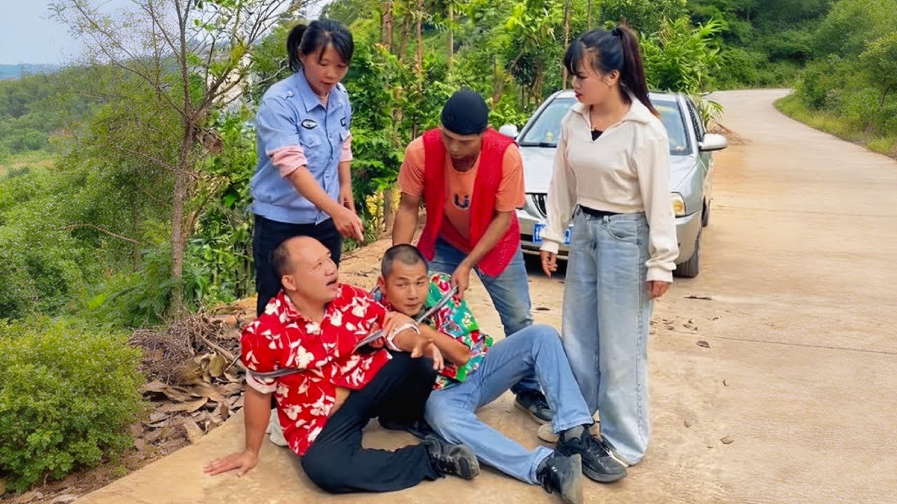 人贩子当街迷晕美女，想要把她卖了换豪车，机智小伙暗中跟随，略施小计救美女脱困！ #短剧 #正能量 #缅北