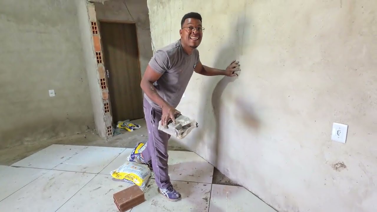 Pedreiro burro continua usando o papel&atilde;o no lugar da trena