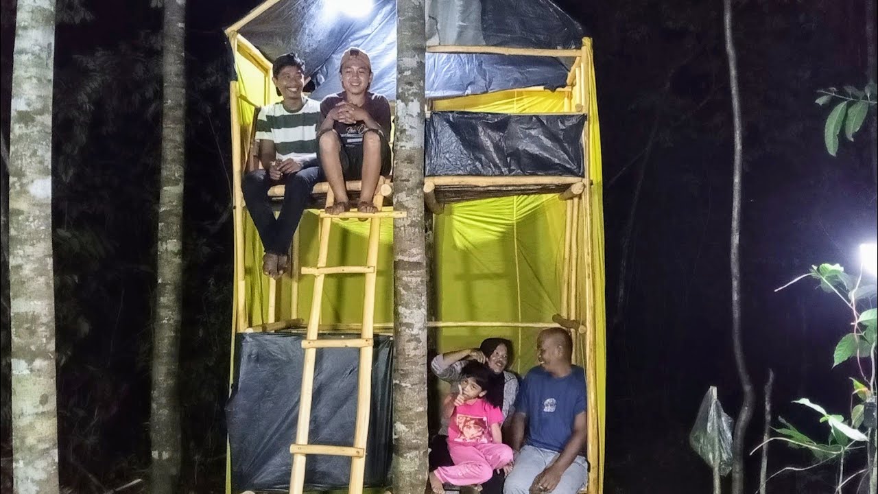 camping hujan deras membangun rumah bertingkat di hutan tidur yenyak