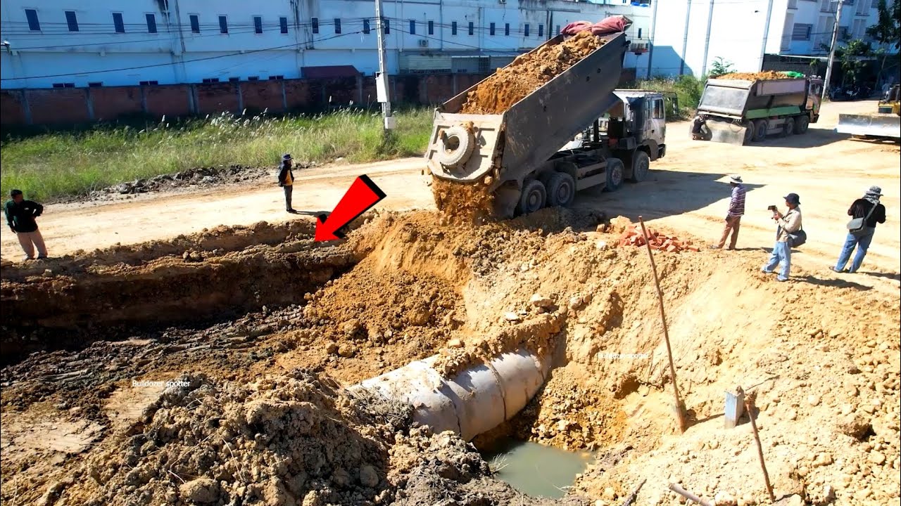 Wonderful Heavy Dump truck 25.5T Unloading soil landfilling repair the road and Dozer working push.