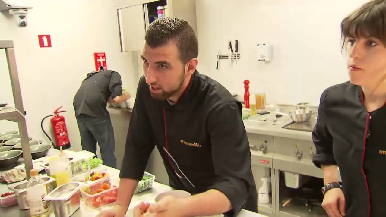 Zaalhulp Jelle vergeet continu wat hij moet zeggen ... | Mijn Pop-uprestaurant! | VTM
