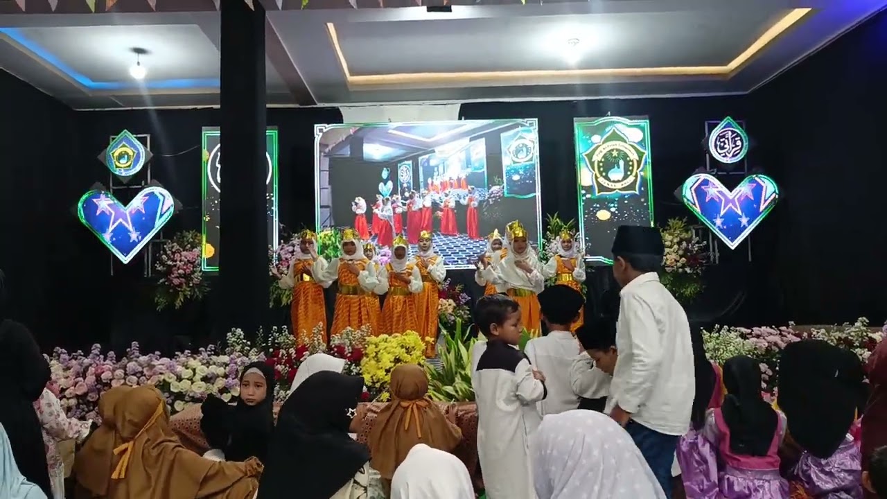 Aisyah Tampil di halflah bersama teman2