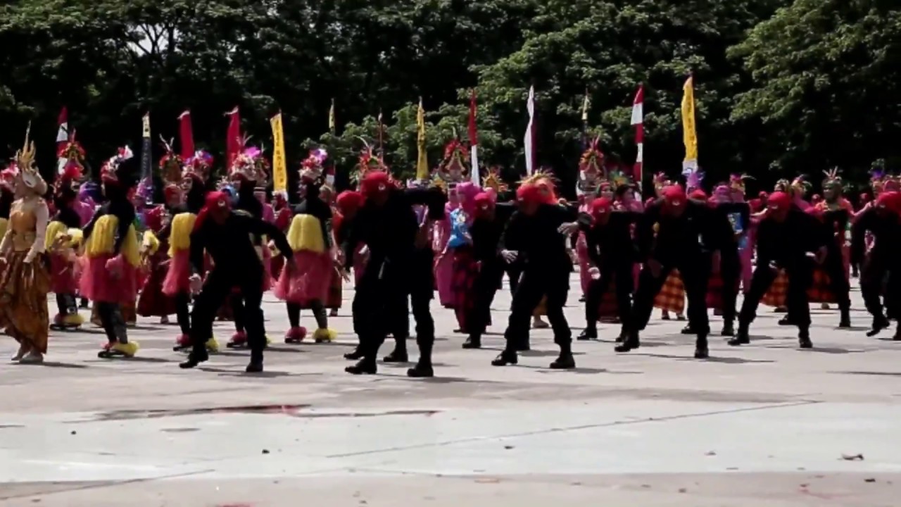 PERAGAAN TARIAN KOLOSAL DALAM RANGKA HUT BRIMOB POLRI KE 72 di lapangan karebosi makassar