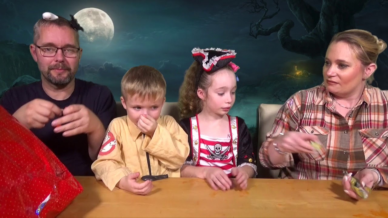 Mega Huge Mystery Pass The Parcel &ndash; TrIck or Treat Part 2