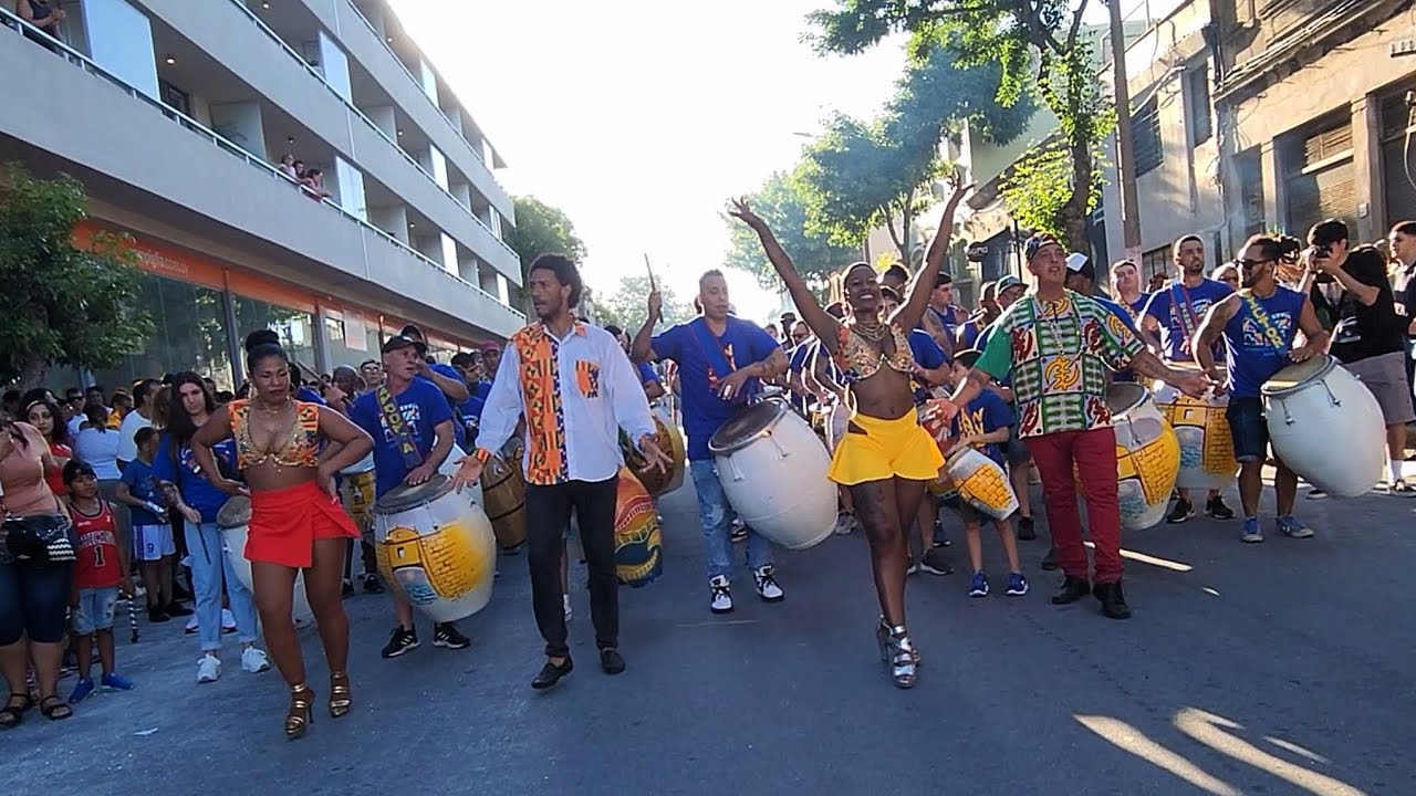Comparsa Candonga Africana. Desfile de Llamadas por el Día Nacional del Candombe. 02-12-2023.