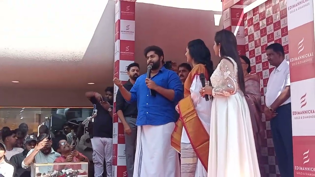 Dhyan Sreenivasan and Navya Nair @ Kottarakkara Edimannickal Gold and Diamond showroom Inaugration..