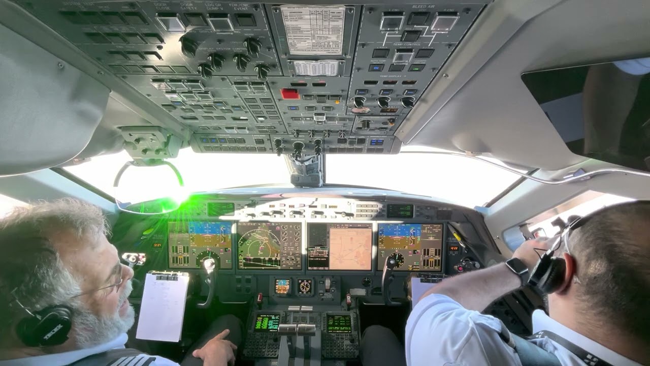 Full Approach and landing in Dubai Airport. Gulfstream G550.