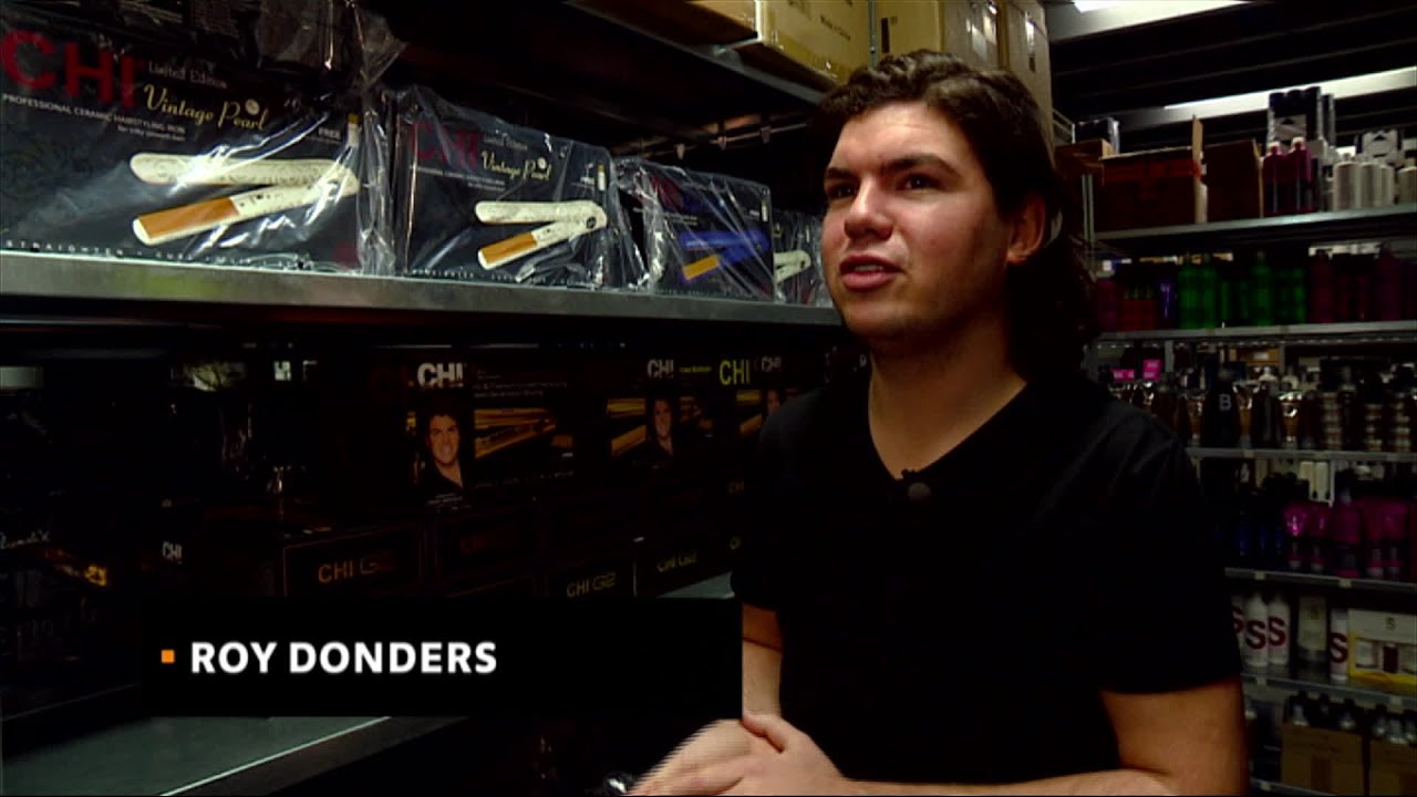 Van harde krullen naar steil haar: Roy Donders presenteert gouden stijltang
