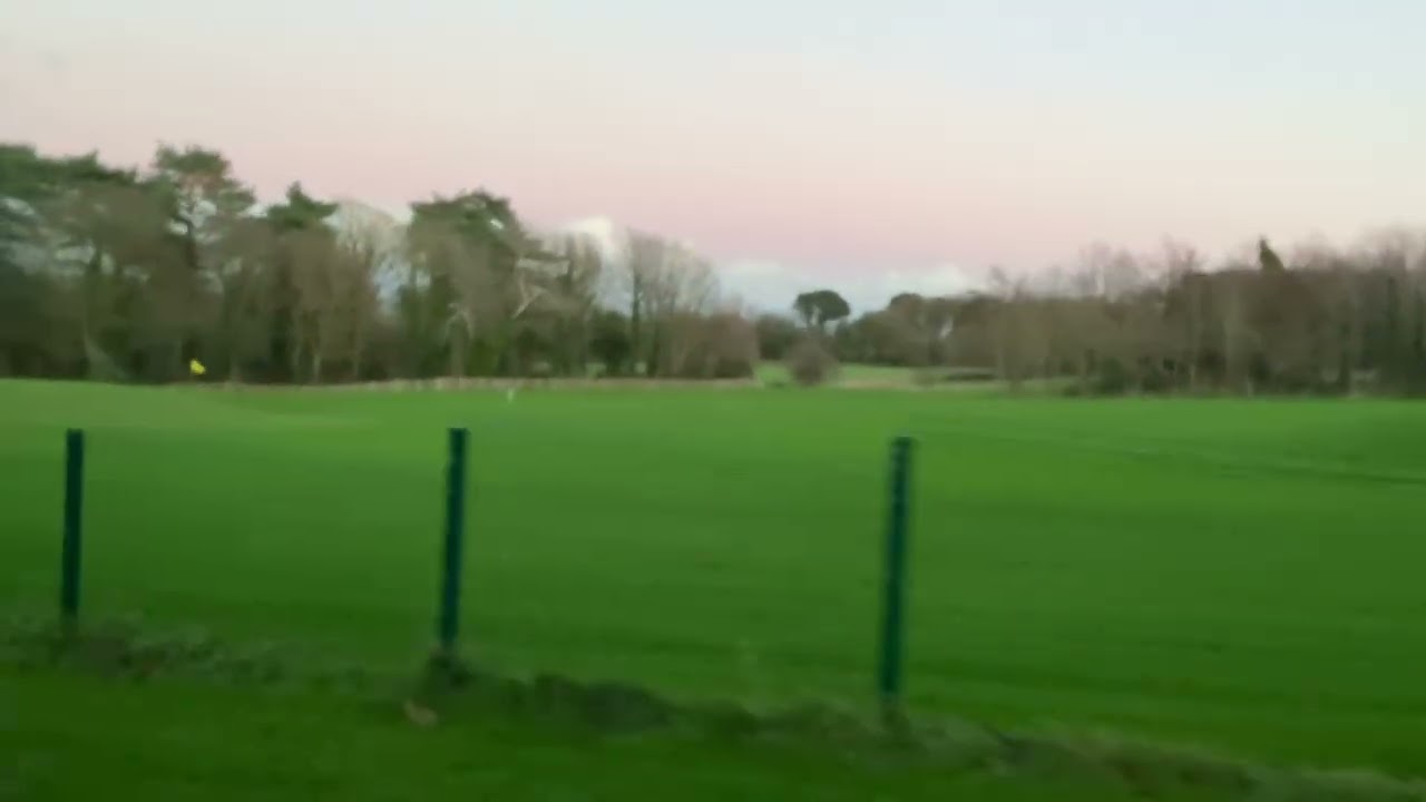 Golf course in the village of Howth, on the outskirts of Dublin. Dublin'in eteklerindeki Howth koyü.