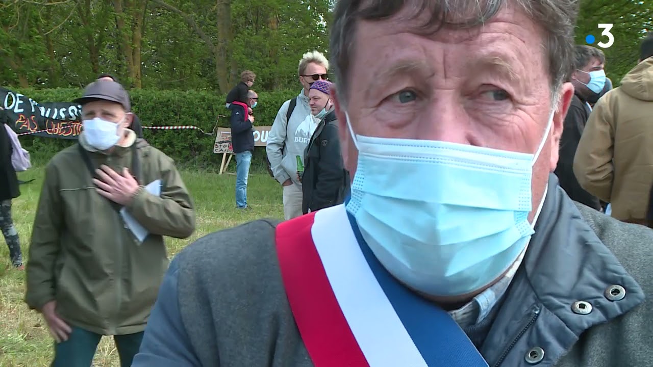 Des centaines d'opposants à l'autoroute Castres-Toulouse manifestent à Teulat, dans le Tarn